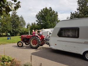 Boer Piet zet de caravans op de plaats.